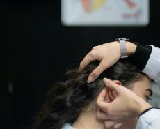 Controllo dell'udito: mani delicate, attenzione, cura e professionalità.
